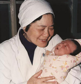 香港验血违法的怎么还有人做,还记得全国第一个试管婴儿吗？现在咋样？试管